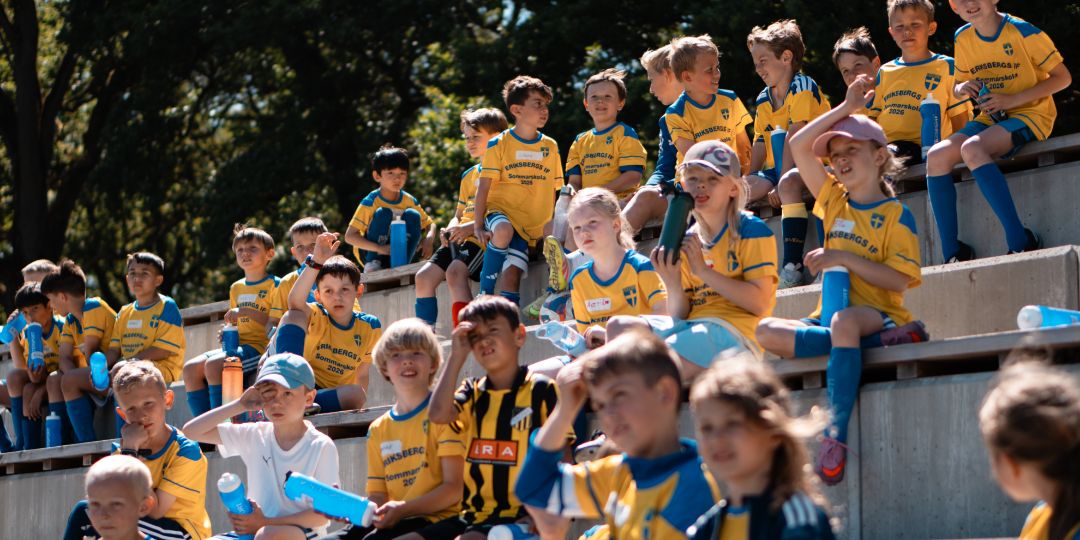 Häckenspelare inspirerar på fotbollsskolor
